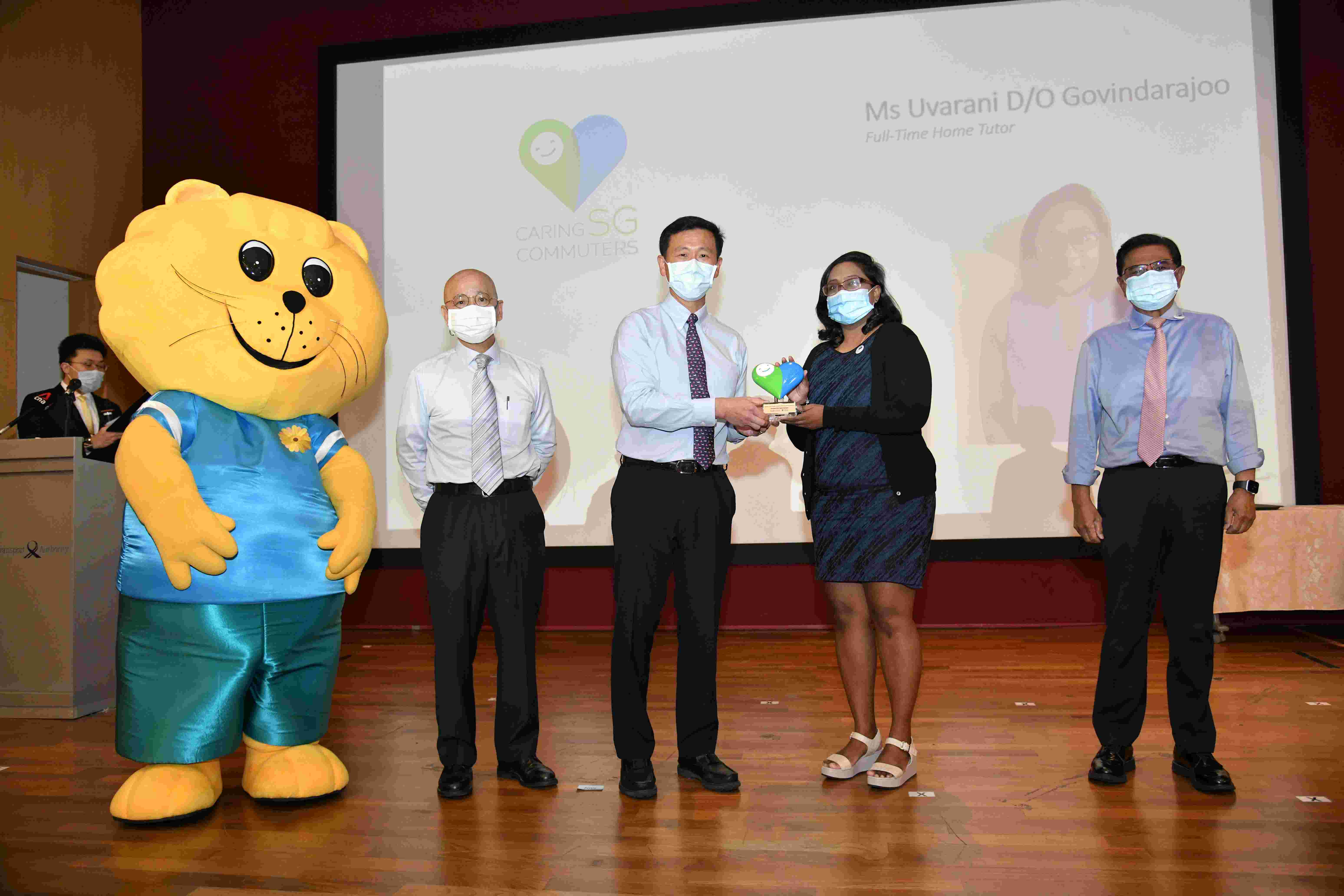 Uvarani receiving the Caring Commuter Award 2020 from Minister Ong Ye Kung at National Kindness Award - Transport Gold 2020 held on 27 Jan 2021. Photo: Ministry of Transport